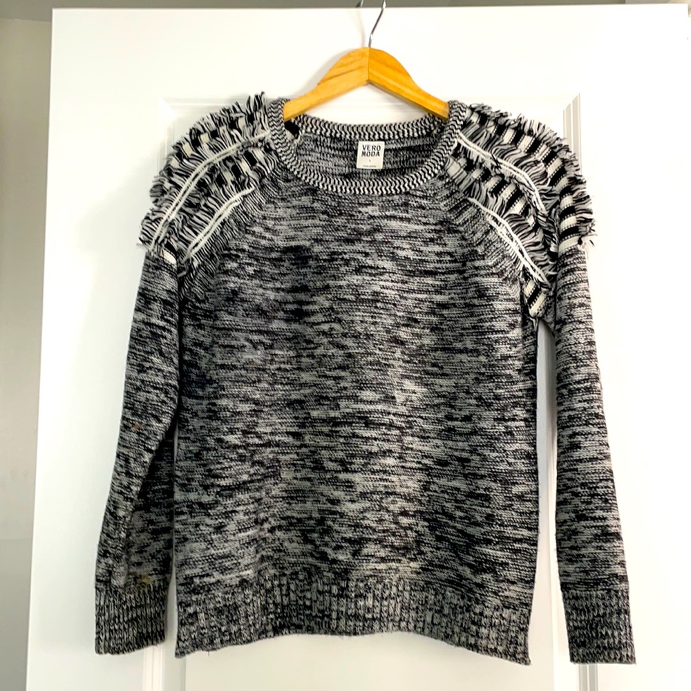Vero moda black and white super cool sweater. Size small. EUC